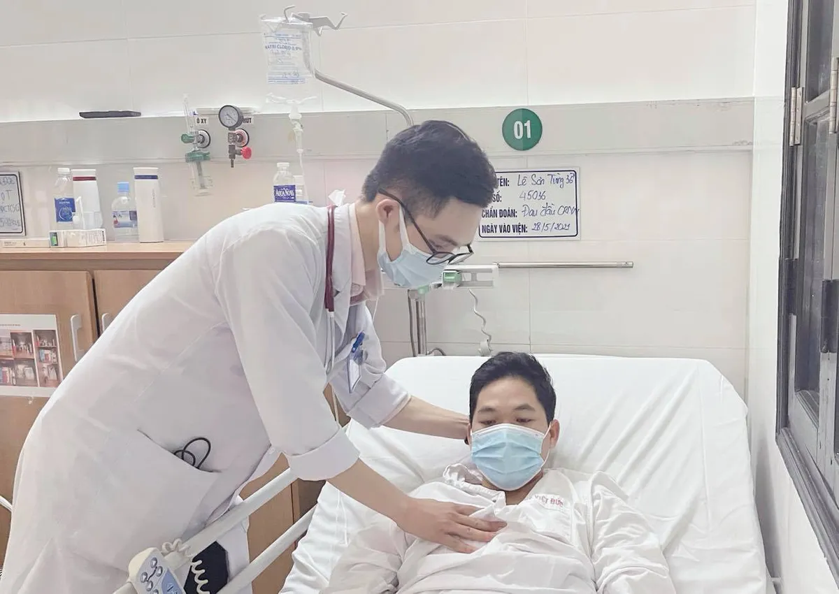 Can thiệp lấy huyết khối xoang tĩnh mạch não cho nam bệnh nhân 36 tuổi - Ảnh 1. Can thiệp lấy huyết khối xoang tĩnh mạch não cho nam bệnh nhân 36 tuổi - Ảnh 1.