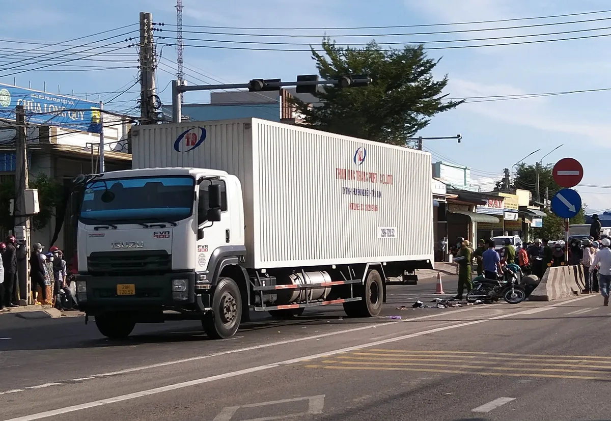 Xe tải đ&acirc;m v&agrave;o xe m&aacute;y, 2 vợ chồng tử vong tại chỗ - Ảnh 1.