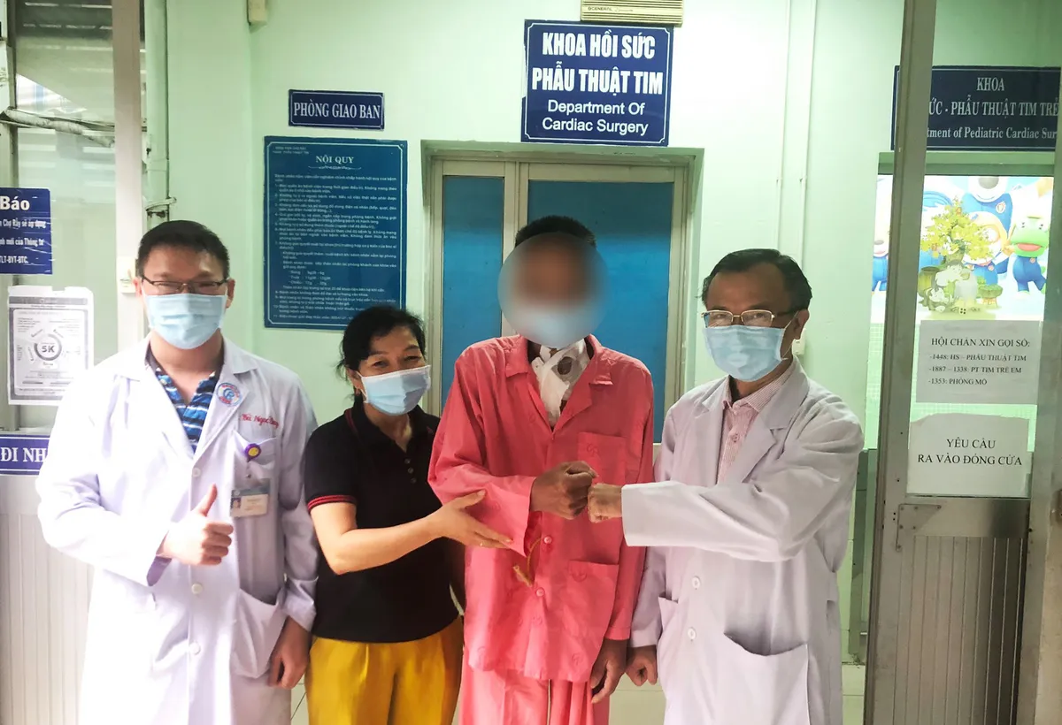 Mổ xuyên đêm cứu sống nam bệnh nhân bằng kỹ thuật lần đầu áp dụng tại Việt Nam - Ảnh 2. Mổ xuyên đêm cứu sống nam bệnh nhân bằng kỹ thuật lần đầu áp dụng tại Việt Nam - Ảnh 2.