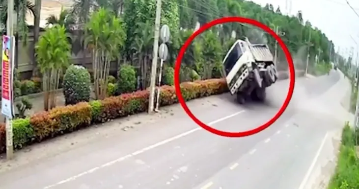 Xe benngửa bụng b&ecirc;n đường  - Ảnh 1.