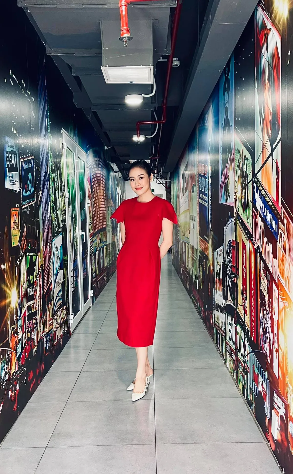 MC Phí Linh khoe trang phục mùa hè mát mắt - Ảnh 12.