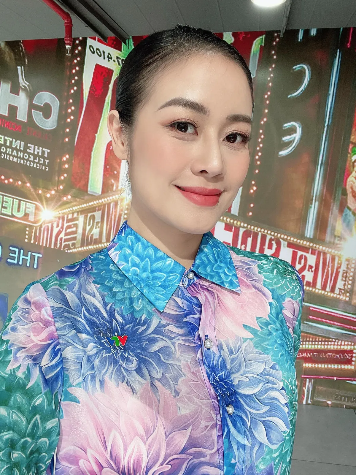MC Phí Linh khoe trang phục mùa hè mát mắt - Ảnh 10.