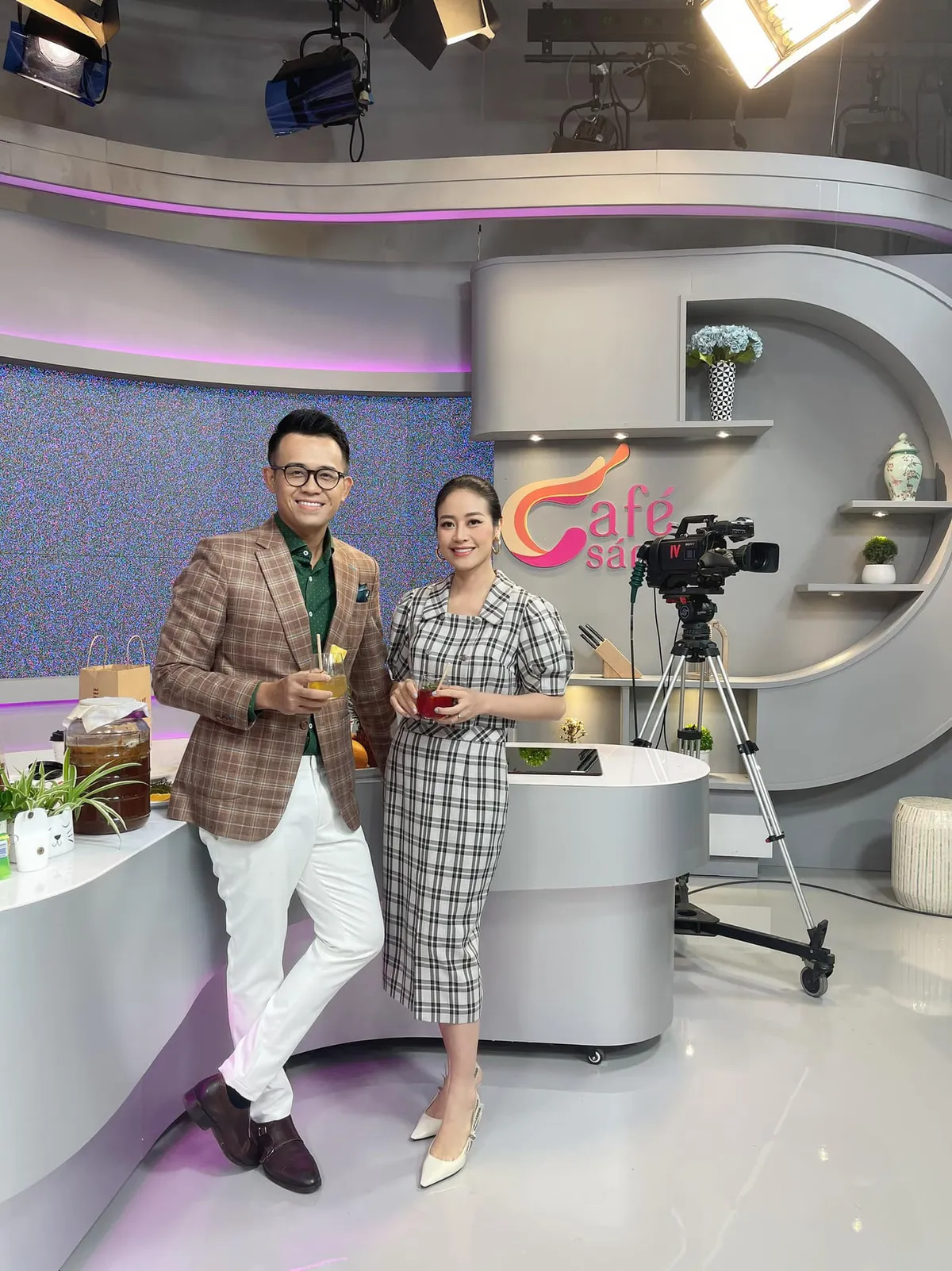 MC Phí Linh khoe trang phục mùa hè mát mắt - Ảnh 6.