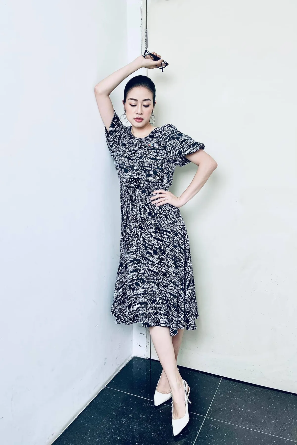 MC Phí Linh khoe trang phục mùa hè mát mắt - Ảnh 5.