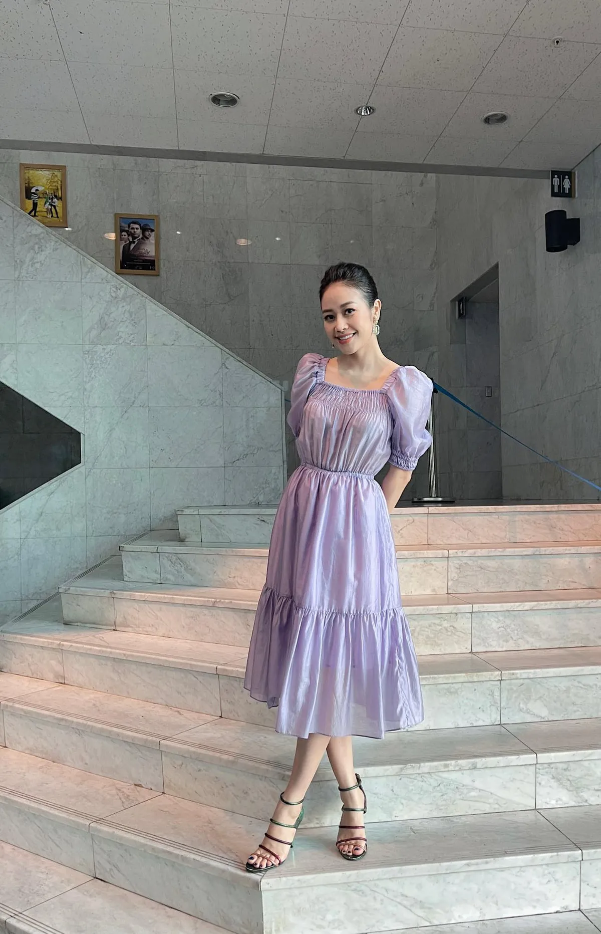 MC Phí Linh khoe trang phục mùa hè mát mắt - Ảnh 1.