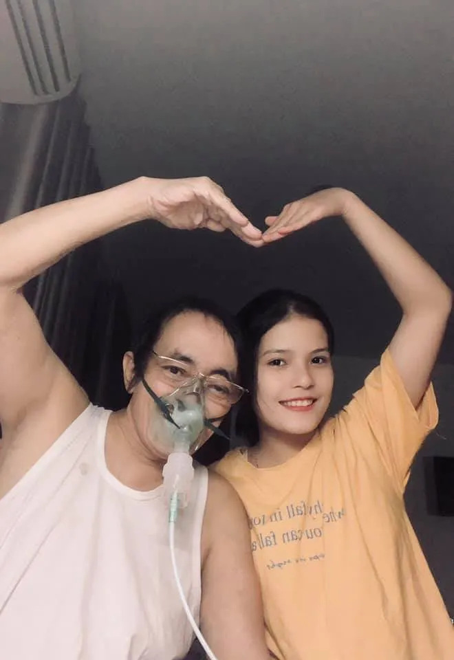Nghệ sĩ Giang còi thở oxy vẫn vui vẻ xuất hiện bên con gái - Ảnh 1.