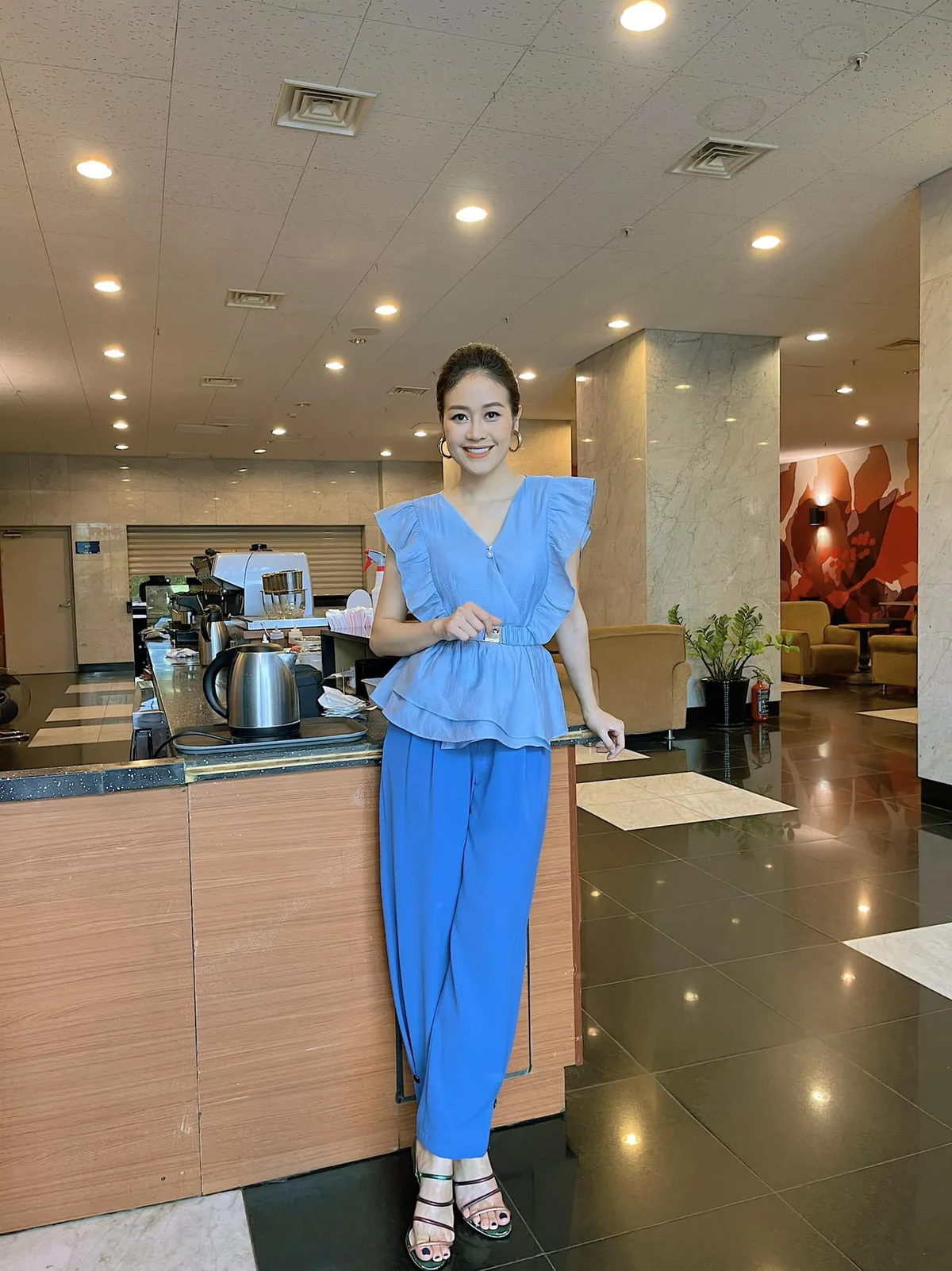MC Phí Linh khoe trang phục mùa hè mát mắt - Ảnh 2.