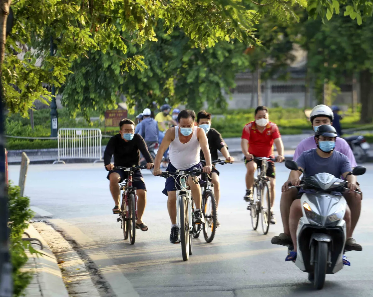 Người dân vẫn tụ tập, đạp xe ở Hồ Tây - Ảnh 7.