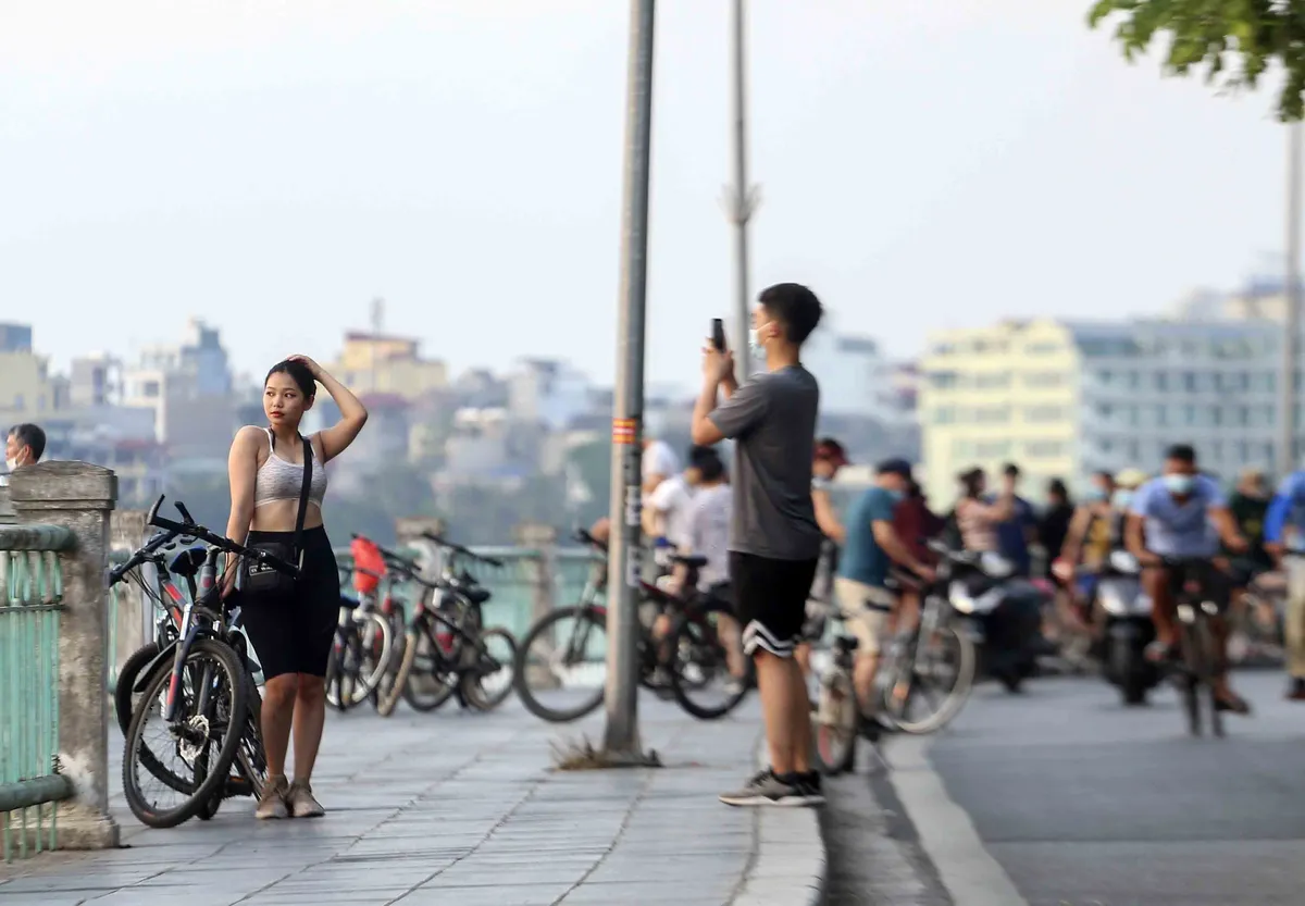 Người dân vẫn tụ tập, đạp xe ở Hồ Tây - Ảnh 6.