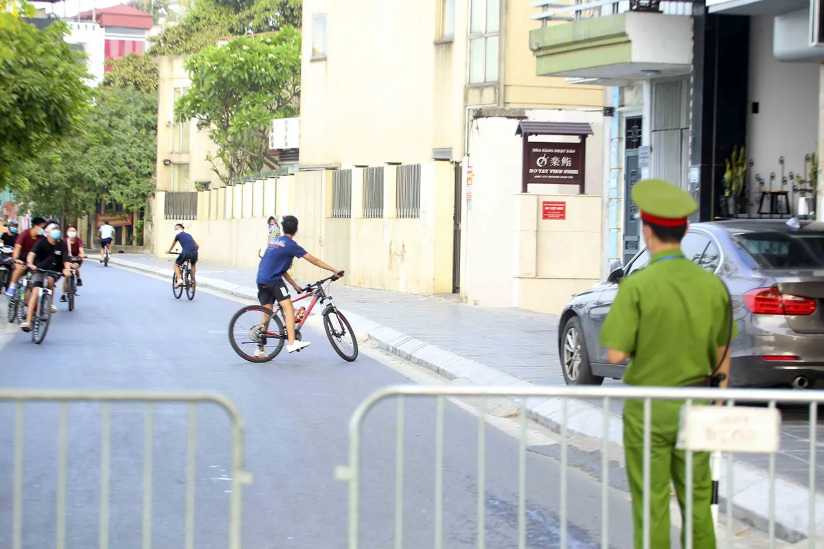 Người dân vẫn tụ tập, đạp xe ở Hồ Tây - Ảnh 8.