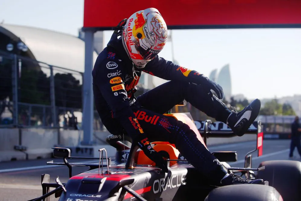 Charles Leclerc giành vị trí xuất phát đầu tiên tại GP Azerbaijan - Ảnh 1. Charles Leclerc giành vị trí xuất phát đầu tiên tại GP Azerbaijan - Ảnh 1.