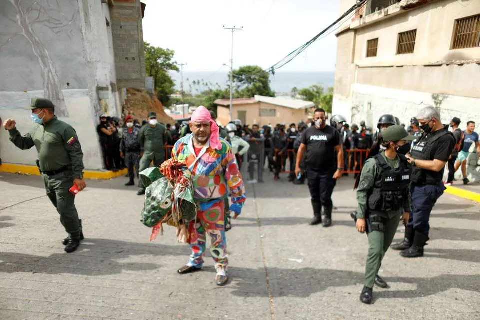 “Vũ công Quỷ” mong cầu đại dịch kết thúc tại lễ hội ở Venezuela - Ảnh 1.