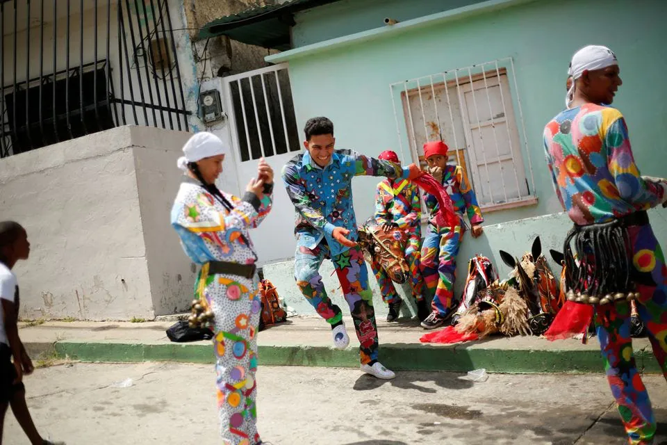 “Vũ công Quỷ” mong cầu đại dịch kết thúc tại lễ hội ở Venezuela - Ảnh 3.