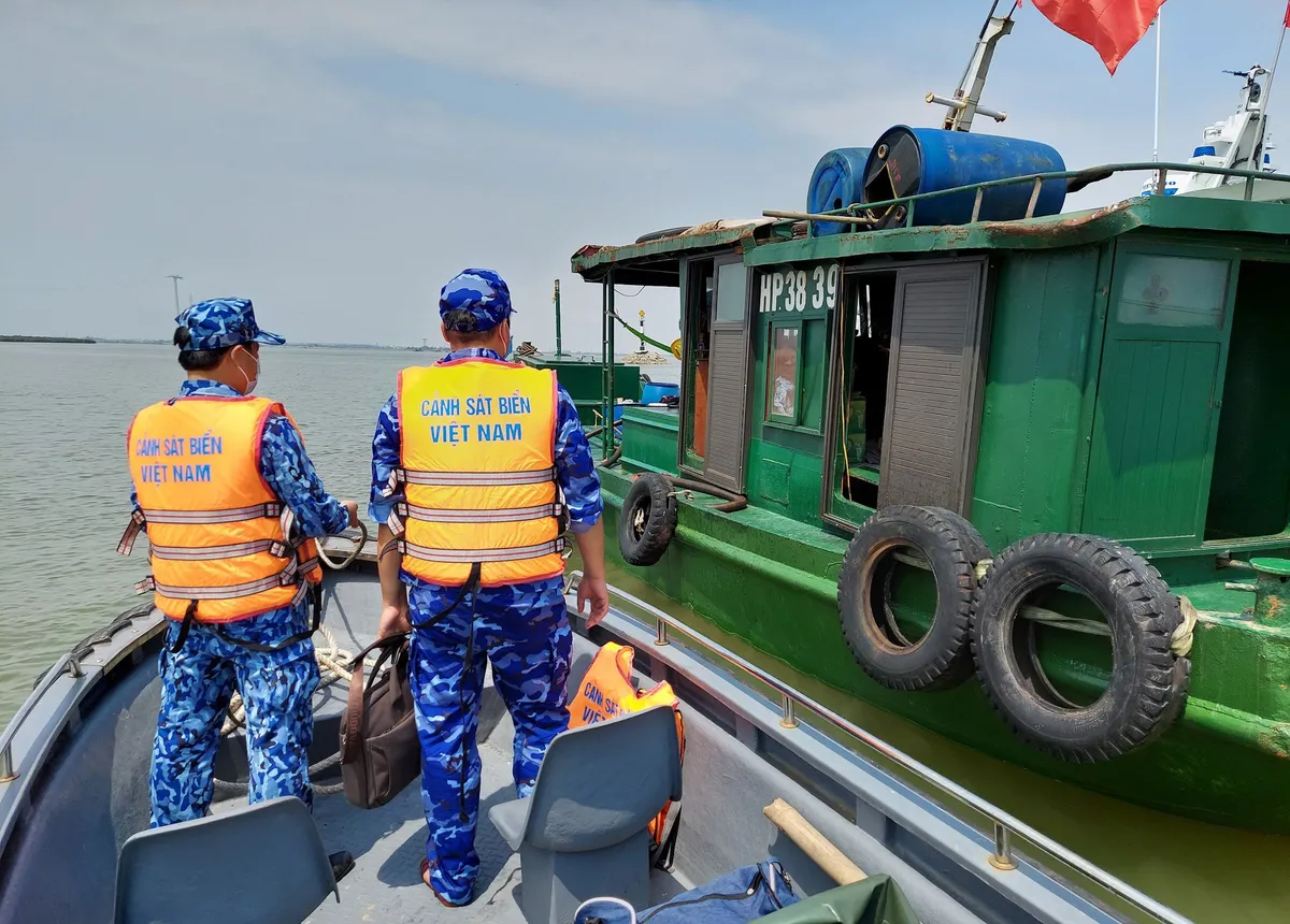 Bộ Tư lệnh Vùng Cảnh sát biển 1 tạm giữ 25.000 lít dầu DO không rõ nguồn gốc - Ảnh 1.