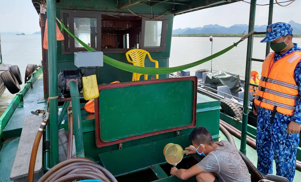Bộ Tư lệnh Vùng Cảnh sát biển 1 tạm giữ 25.000 lít dầu DO không rõ nguồn gốc - Ảnh 2.