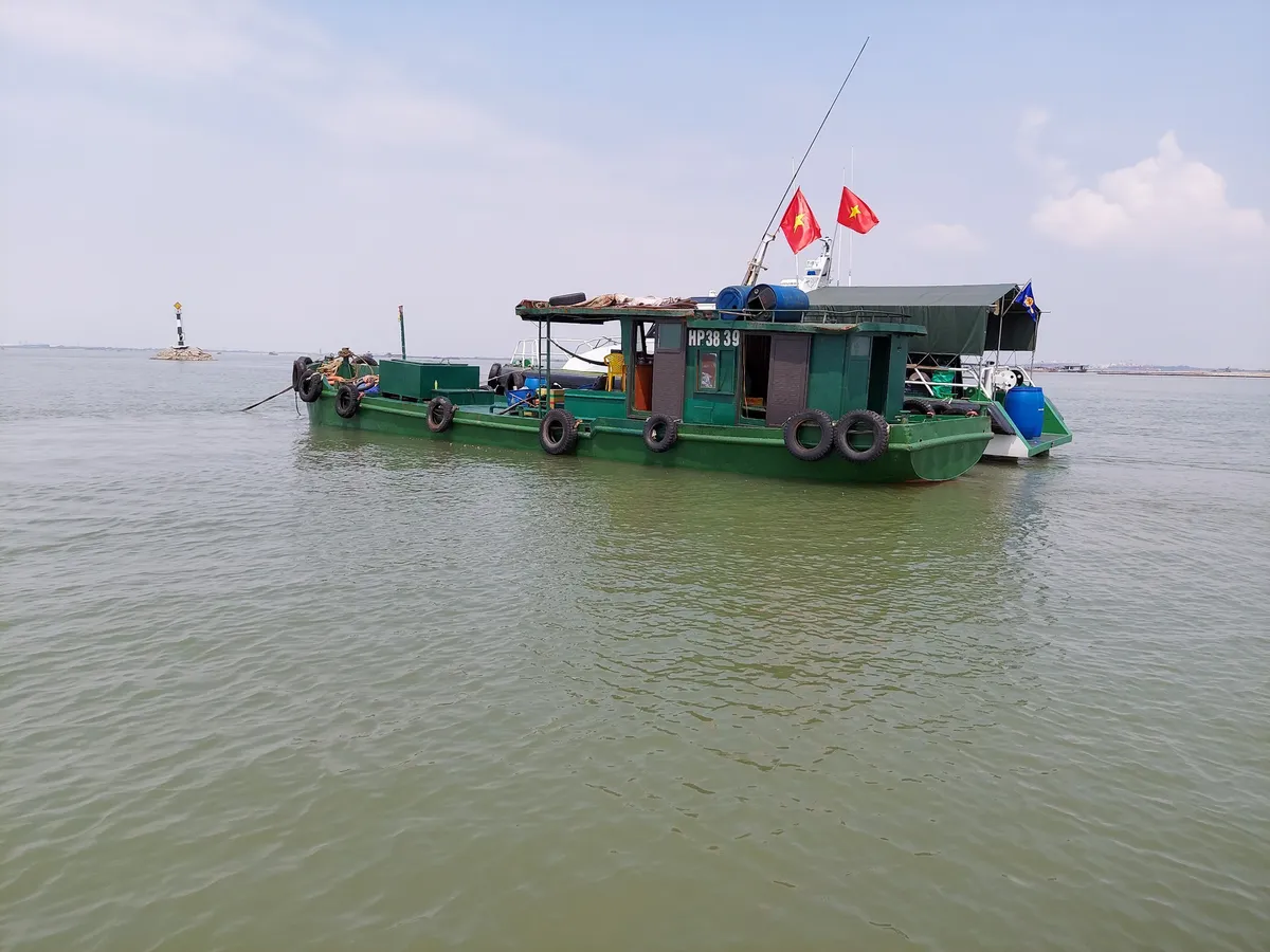 Bộ Tư lệnh Vùng Cảnh sát biển 1 tạm giữ 25.000 lít dầu DO không rõ nguồn gốc - Ảnh 3.