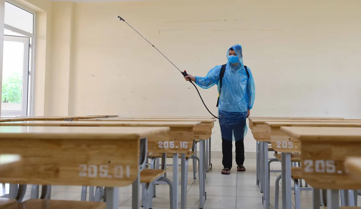 Hà Nội: Phun khử khuẩn các điểm thi của kỳ thi tuyển sinh vào lớp 10 - Ảnh 1.