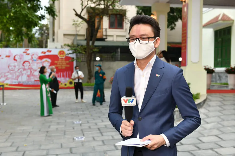 Loạt BTV nổi tiếng của VTV đeo khẩu trang, bạn có nhận ra ai? - Ảnh 5.