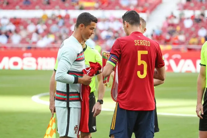 Ôm Sergio Busquets, Ronaldo nguy cơ không được đá EURO 2020 - Ảnh 2.