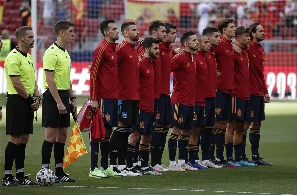 Ôm Sergio Busquets, Ronaldo nguy cơ không được đá EURO 2020 - Ảnh 1.