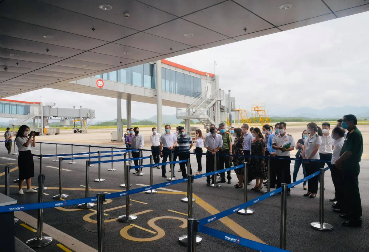Bộ Y tế kiểm tra địa điểm thực hiện thí điểm cách ly y tế 7 ngày tại Quảng Ninh - Ảnh 2.