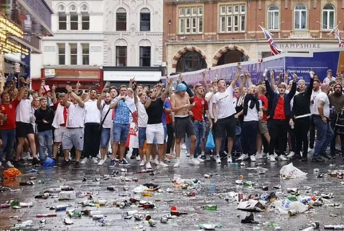 Hàng trăm CĐV xé rào, tràn vào sân Wembley trước trận chung kết UEFA EURO 2020 - Ảnh 2.