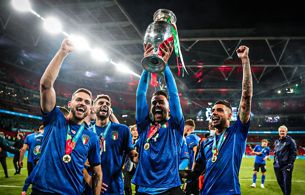 EURO 2020 - Chức vô địch đầy đầy ý nghĩa với Spinazzola - Ảnh 1. EURO 2020 - Chức vô địch đầy đầy ý nghĩa với Spinazzola - Ảnh 1.