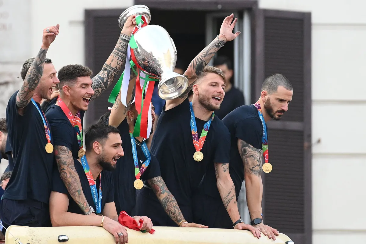 Chùm ảnh: Lễ ăn mừng hoành tráng của ĐT Italia tại Rome - Ảnh 14. Chùm ảnh: Lễ ăn mừng hoành tráng của ĐT Italia tại Rome - Ảnh 14.
