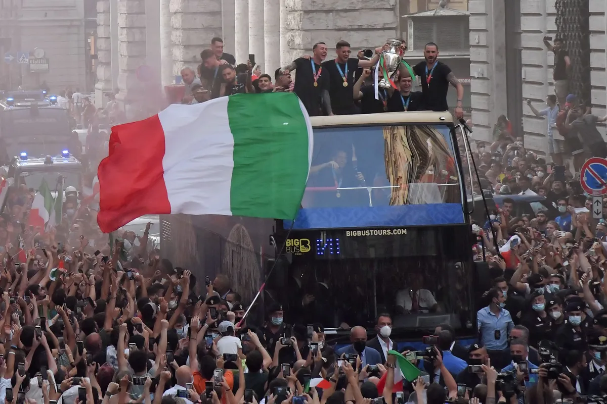 Chùm ảnh: Lễ ăn mừng hoành tráng của ĐT Italia tại Rome - Ảnh 13. Chùm ảnh: Lễ ăn mừng hoành tráng của ĐT Italia tại Rome - Ảnh 13.