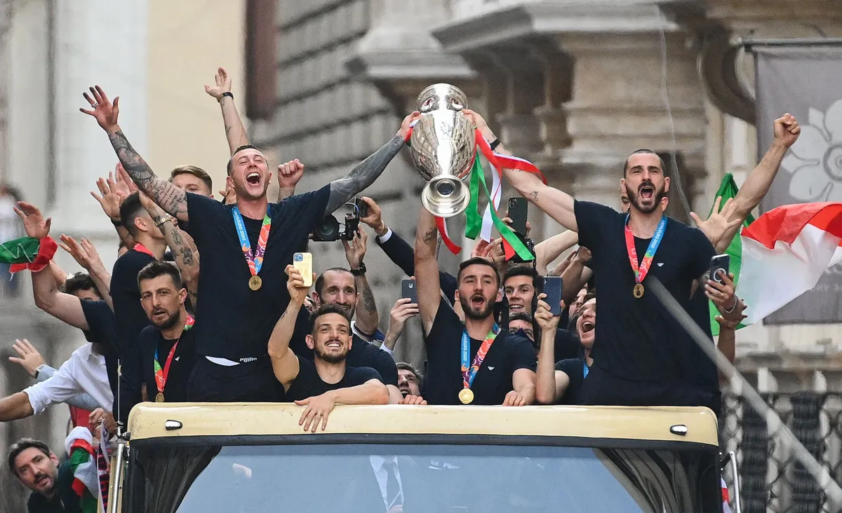 Chùm ảnh: Lễ ăn mừng hoành tráng của ĐT Italia tại Rome - Ảnh 11. Chùm ảnh: Lễ ăn mừng hoành tráng của ĐT Italia tại Rome - Ảnh 11.
