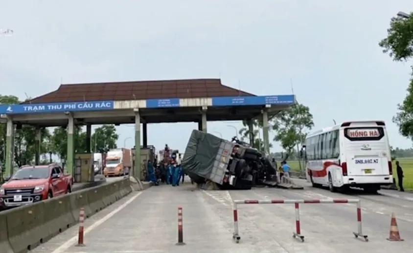 Trạm thu phí BOT bỏ hoang thành điểm đen tai nạn ban đêm - Ảnh 1.