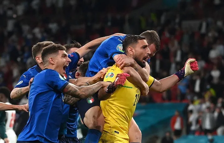 Sự thật về biểu cảm lạnh lùng của Donnarumma sau khi cản phá quả penalty quyết định - Ảnh 2. Sự thật về biểu cảm lạnh lùng của Donnarumma sau khi cản phá quả penalty quyết định - Ảnh 2.