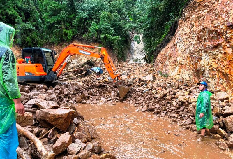 Lũ ống gây ách tắc cục bộ đèo Ô Quý Hồ - Ảnh 2.