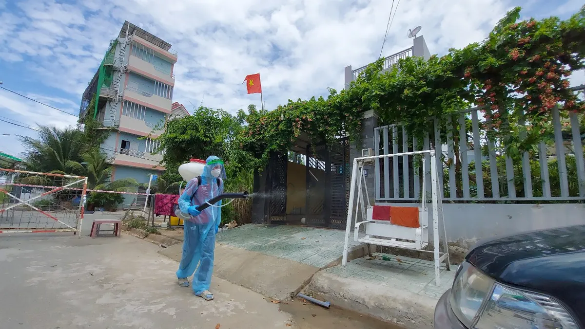 Bất kể nắng mưa, họ vẫn ngày ngày đi khắp các nẻo đường vì sự bình an của thành phố - Ảnh 4.