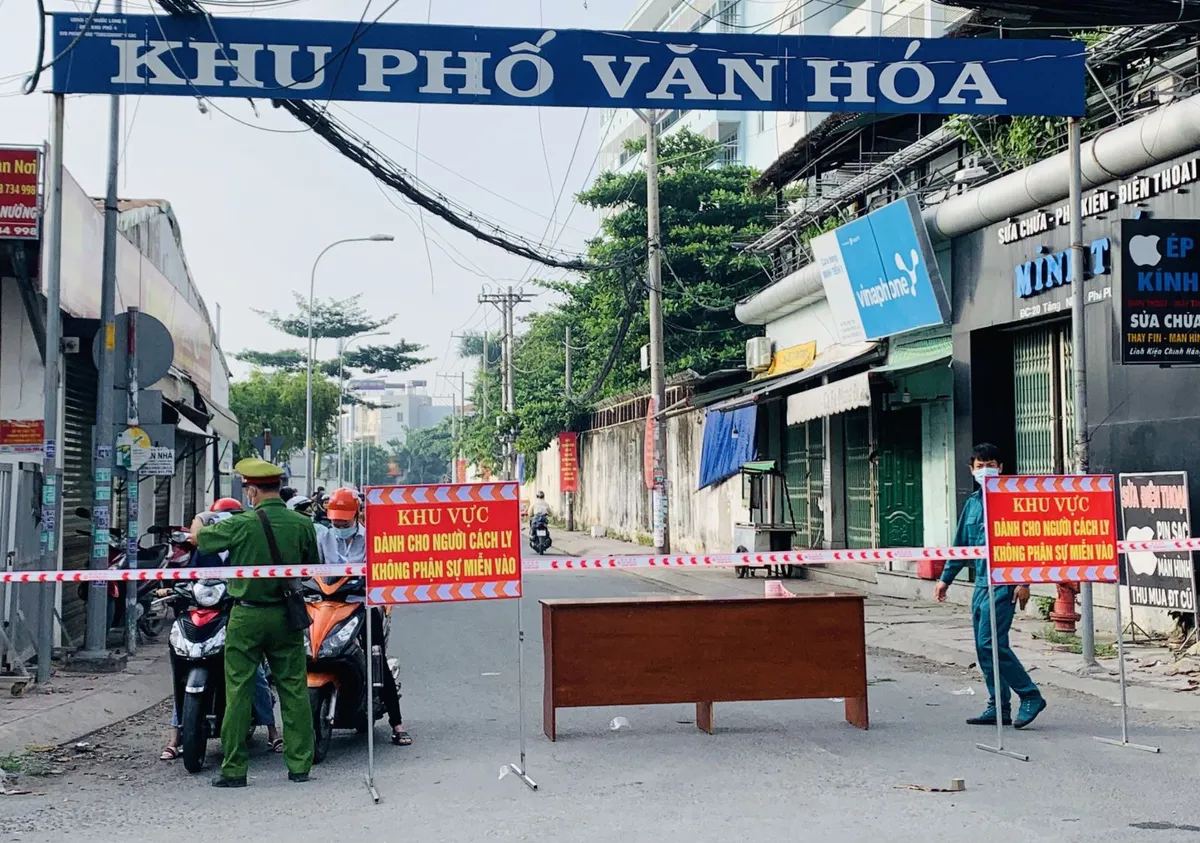 Phong tỏa thêm 2 phường ở TP Thủ Đức vì COVID-19 từ 12h ngày 16/7 - Ảnh 2.