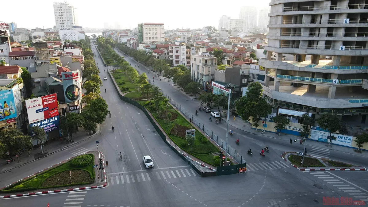 Cận cảnh đường Văn Cao - Liễu Giai trước khi thu hẹp dải phân cách mở rộng làn xe - Ảnh 2.