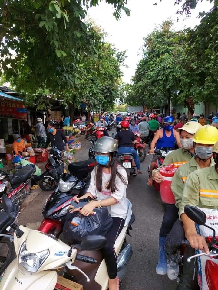 Bà Rịa - Vũng Tàu: Người dân ùn ùn đi mua đồ ăn dự trữ trước ngày giãn cách xã hội - Ảnh 1.