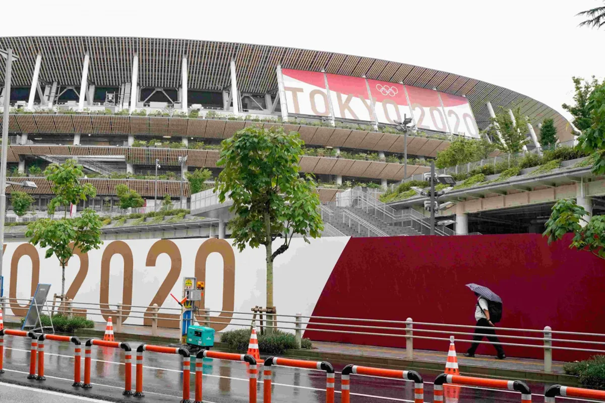 Phát hiện ca nhiễm COVID-19 đầu tiên trong làng VĐV Olympic - Ảnh 3.