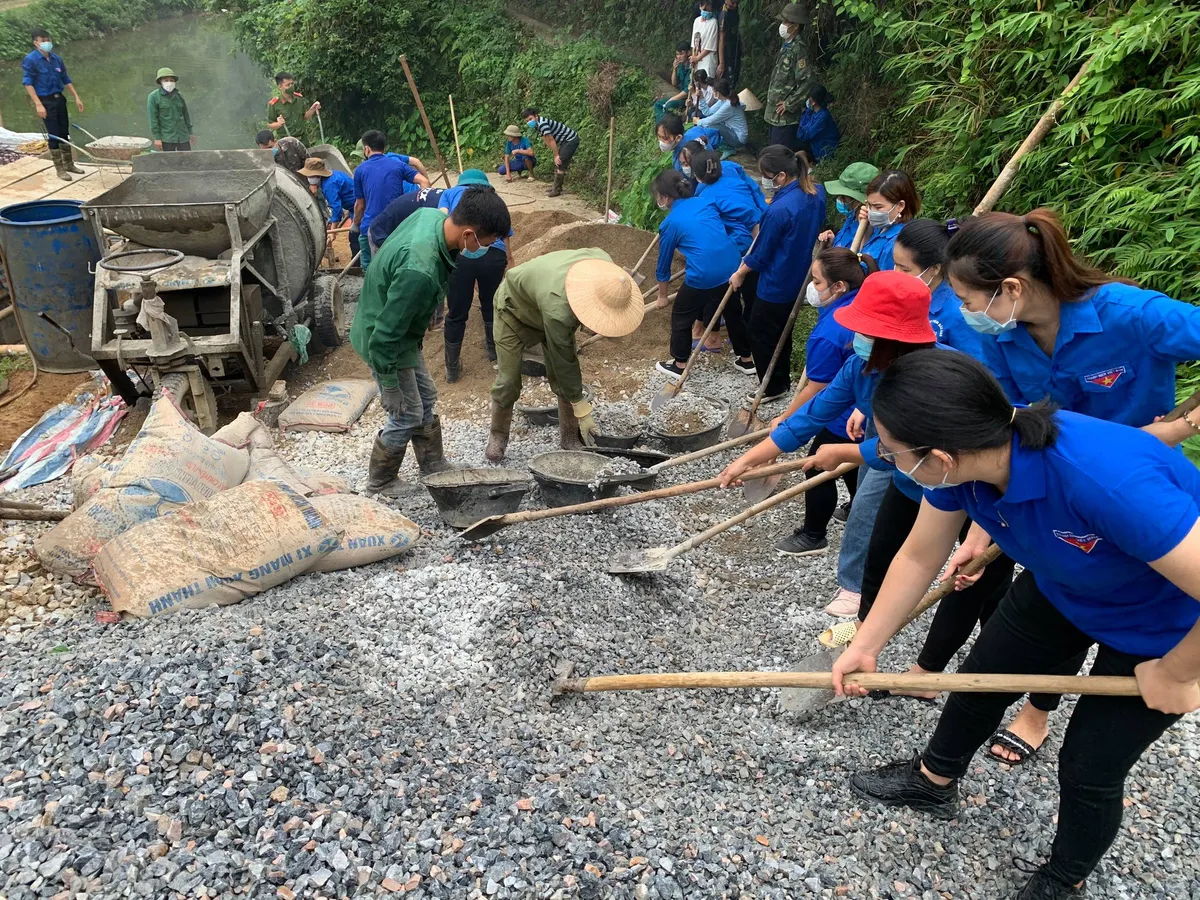 Đoàn thanh niên ra quân Ngày cao điểm Tình nguyện chung tay xây dựng nông thôn mới - Ảnh 2.