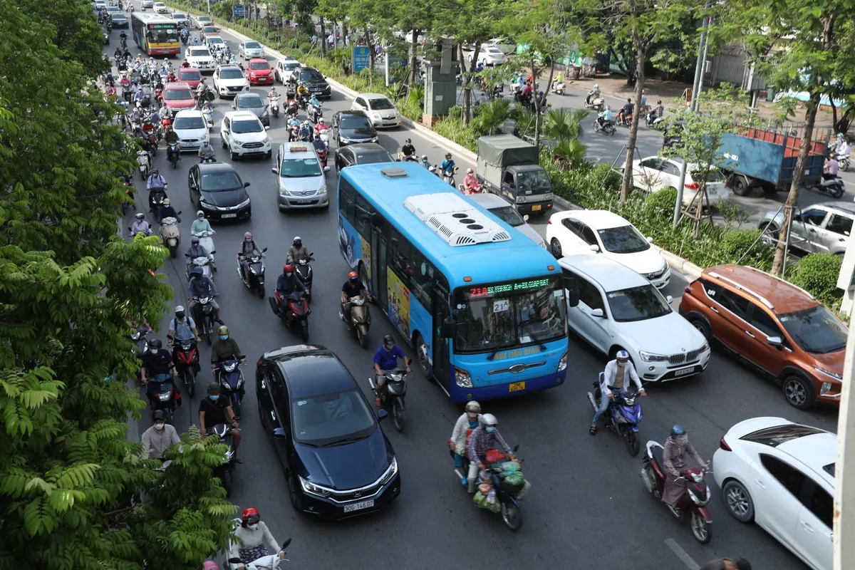 Nhiều tuyến phố Hà Nội vẫn đông người vào đầu giờ sáng - Ảnh 5.