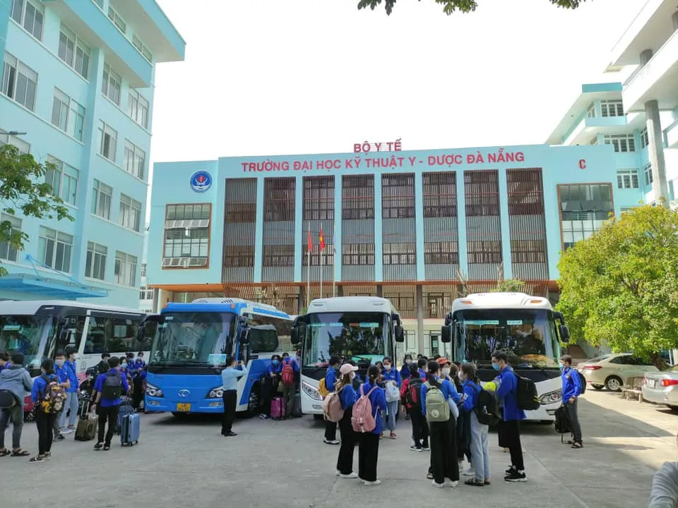 90 cán bộ, sinh viên Trường Đại học Kỹ thuật Y - Dược Đà Nẵng hỗ trợ TP. Hồ Chí Minh chống dịch - Ảnh 1. 90 cán bộ, sinh viên Trường Đại học Kỹ thuật Y - Dược Đà Nẵng hỗ trợ TP. Hồ Chí Minh chống dịch - Ảnh 1.