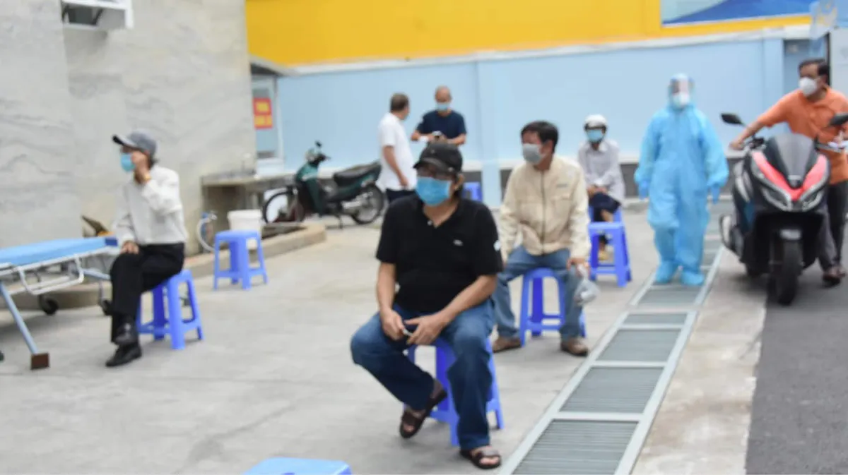 TP. Hồ Chí Minh tiêm vaccine phòng COVID-19 cho người trên 65 tuổi - Ảnh 2. TP. Hồ Chí Minh tiêm vaccine phòng COVID-19 cho người trên 65 tuổi - Ảnh 2.