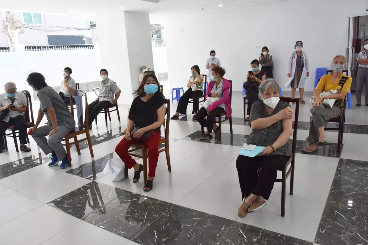 TP. Hồ Chí Minh tiêm vaccine phòng COVID-19 cho người trên 65 tuổi - Ảnh 10. TP. Hồ Chí Minh tiêm vaccine phòng COVID-19 cho người trên 65 tuổi - Ảnh 10.