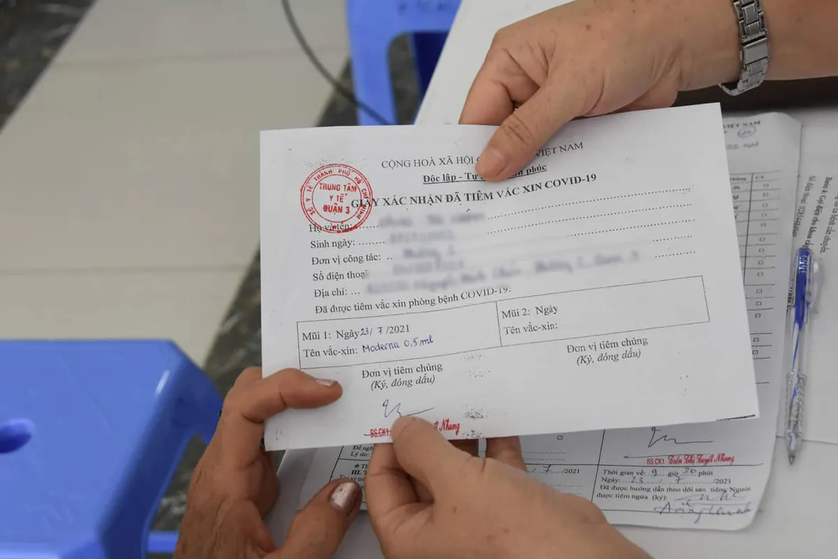 TP. Hồ Chí Minh tiêm vaccine phòng COVID-19 cho người trên 65 tuổi - Ảnh 11. TP. Hồ Chí Minh tiêm vaccine phòng COVID-19 cho người trên 65 tuổi - Ảnh 11.
