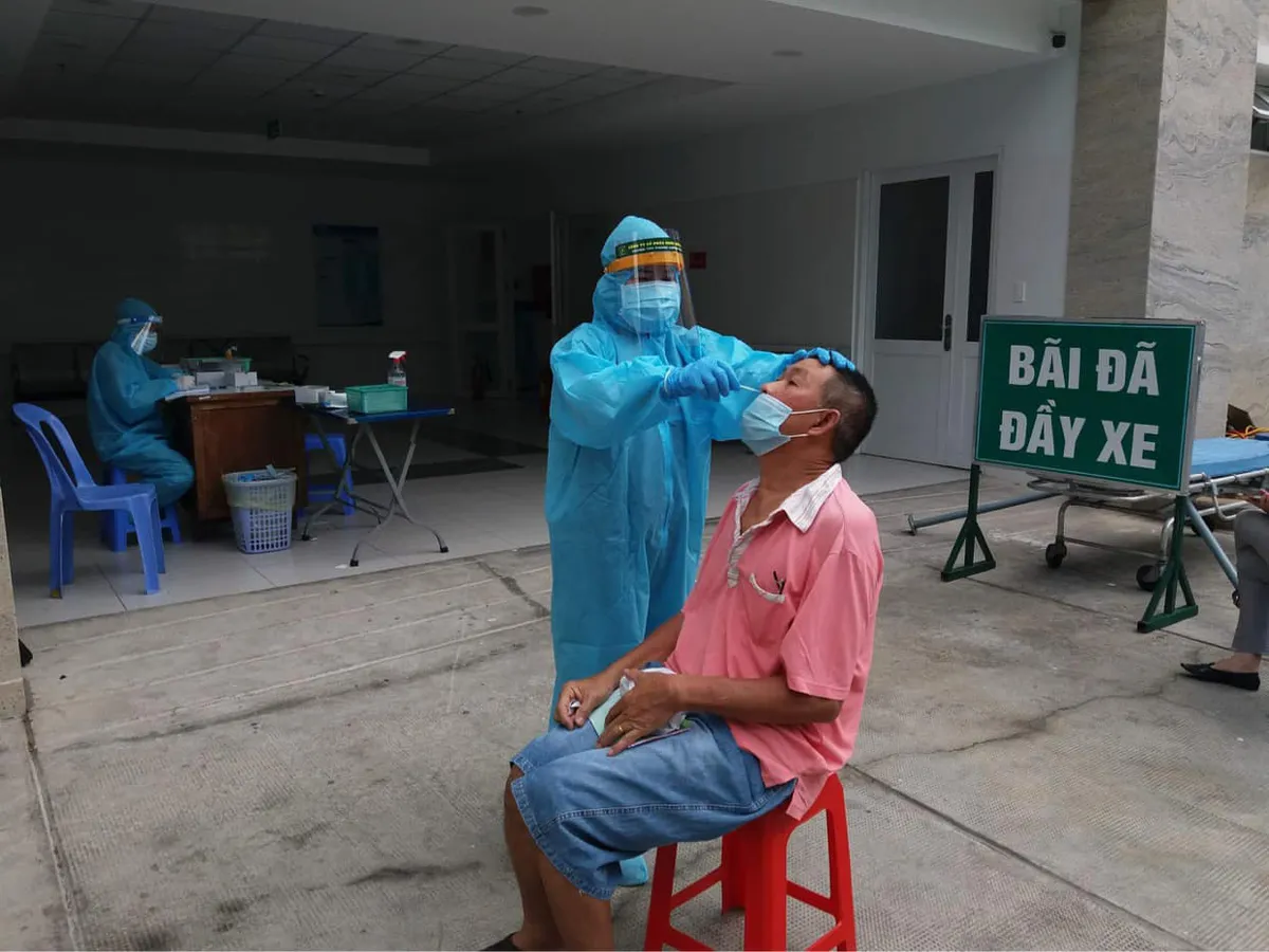 TP. Hồ Chí Minh tiêm vaccine phòng COVID-19 cho người trên 65 tuổi - Ảnh 3. TP. Hồ Chí Minh tiêm vaccine phòng COVID-19 cho người trên 65 tuổi - Ảnh 3.