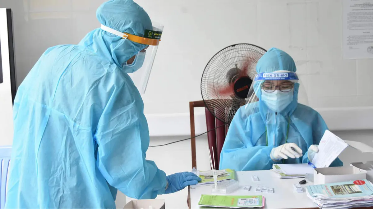 TP. Hồ Chí Minh tiêm vaccine phòng COVID-19 cho người trên 65 tuổi - Ảnh 4. TP. Hồ Chí Minh tiêm vaccine phòng COVID-19 cho người trên 65 tuổi - Ảnh 4.
