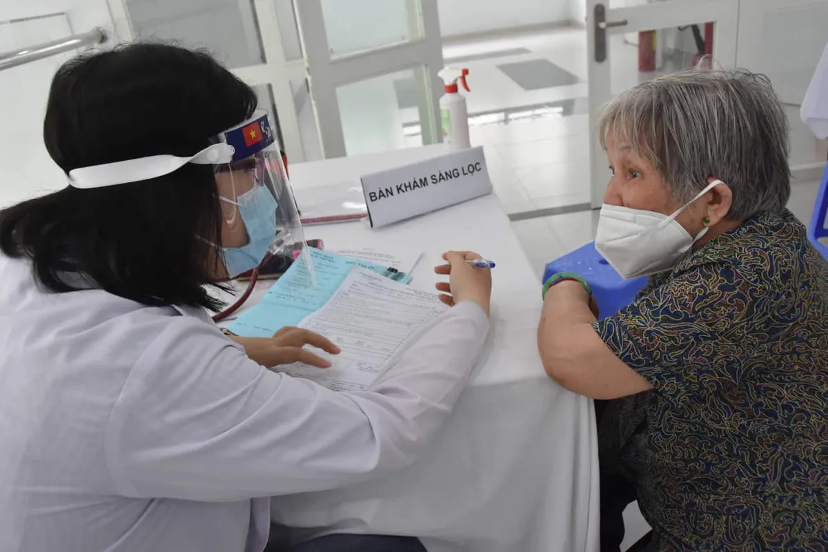 TP. Hồ Chí Minh tiêm vaccine phòng COVID-19 cho người trên 65 tuổi - Ảnh 8. TP. Hồ Chí Minh tiêm vaccine phòng COVID-19 cho người trên 65 tuổi - Ảnh 8.