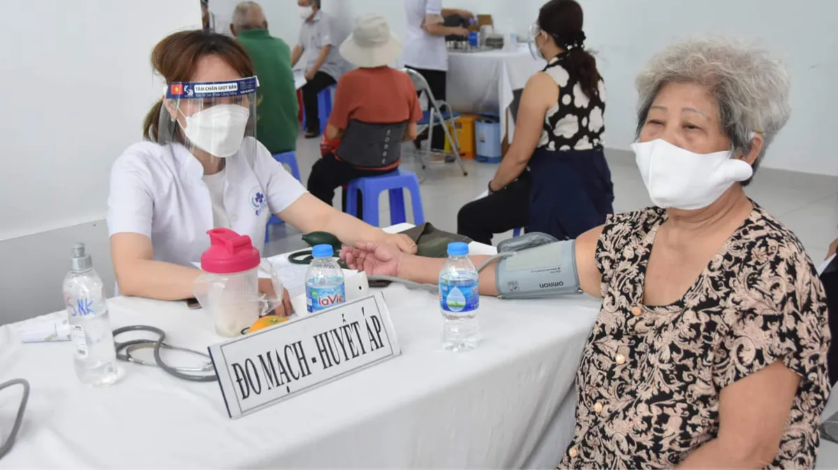 TP. Hồ Chí Minh tiêm vaccine phòng COVID-19 cho người trên 65 tuổi - Ảnh 7. TP. Hồ Chí Minh tiêm vaccine phòng COVID-19 cho người trên 65 tuổi - Ảnh 7.