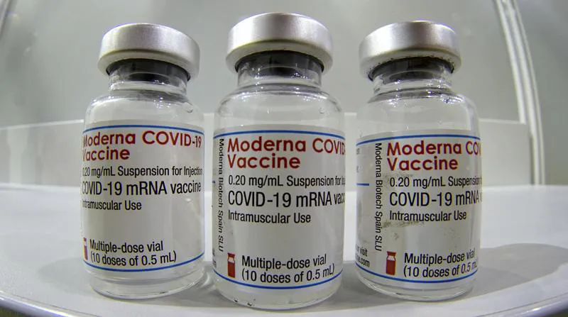 EU cho phép tiêm vaccine COVID-19 của Moderna cho trẻ vị thành niên - Ảnh 1.