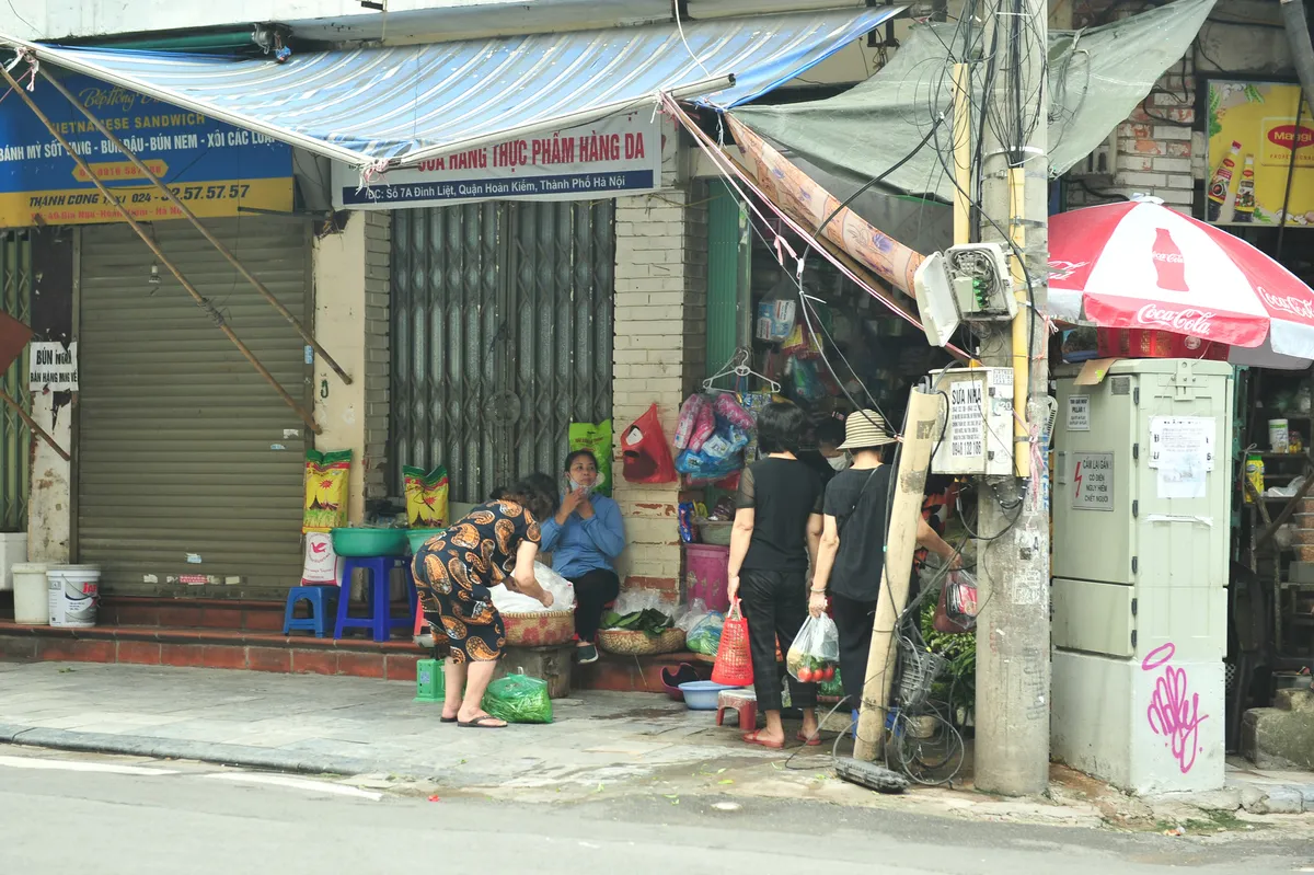 Hà Nội ngày đầu giãn cách xã hội: Đông người tập trung mua thực phẩm - Ảnh 4.